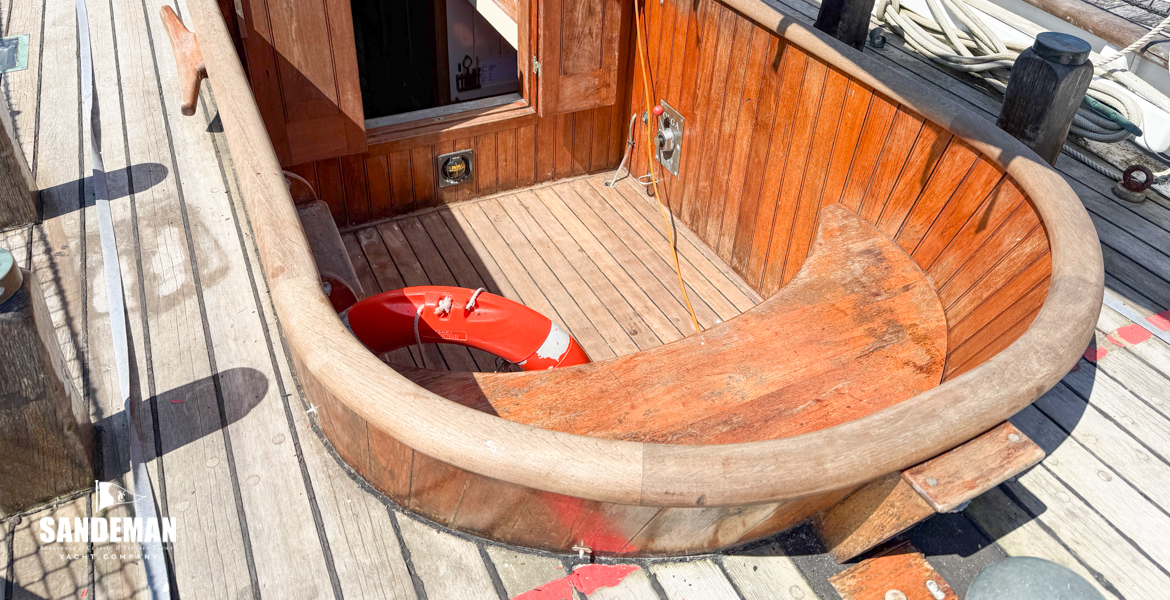 Cockpit to starboard forward