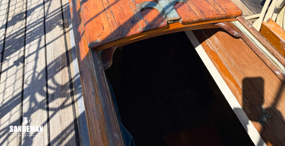 Forehatch and foredeck