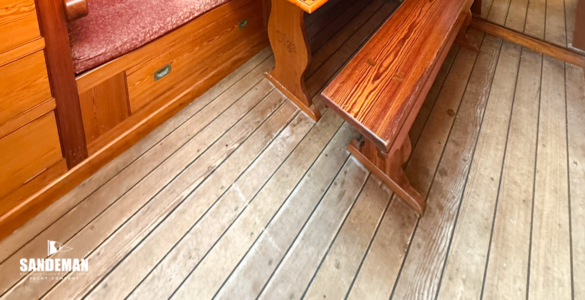 Saloon view forward