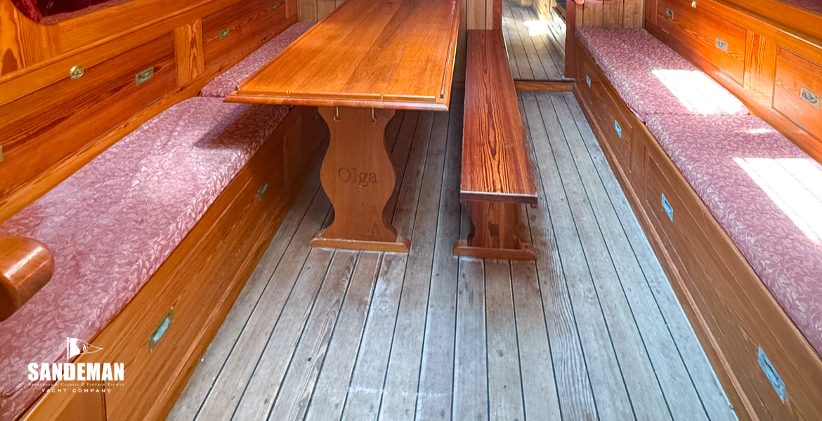 Saloon view forward