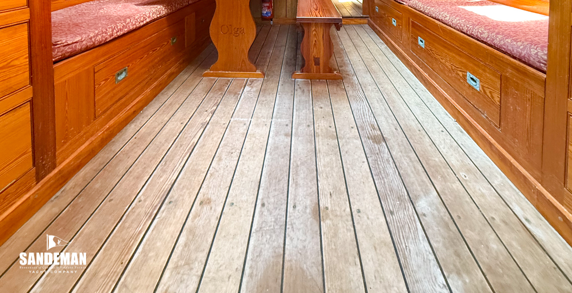 Saloon view forward