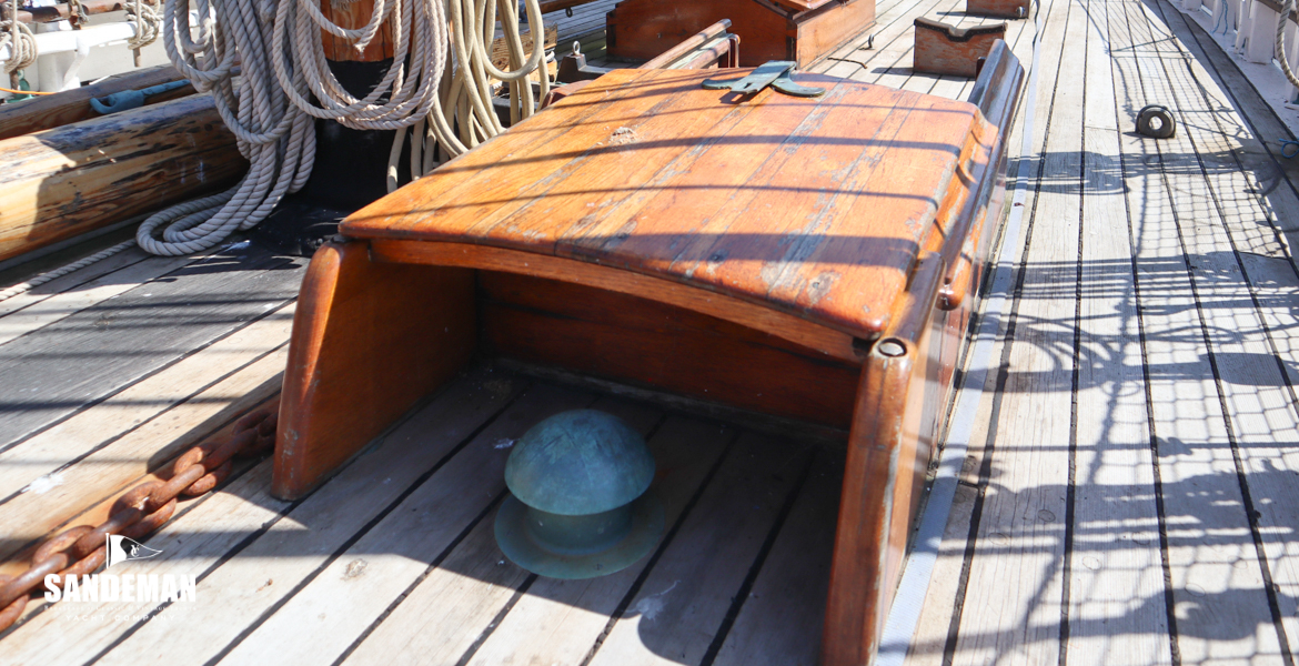 Forehatch view aft