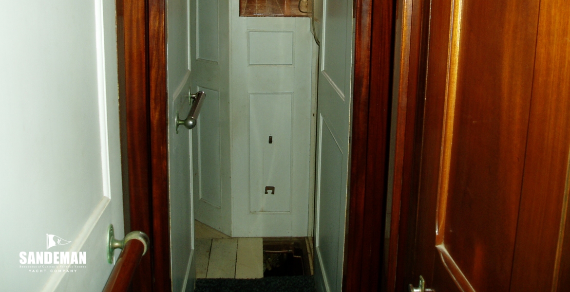 27Companionway.JPG