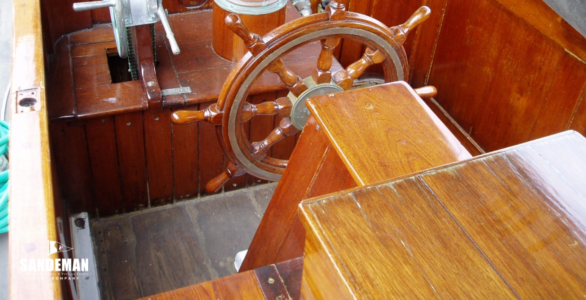 09Cockpitwheel.JPG