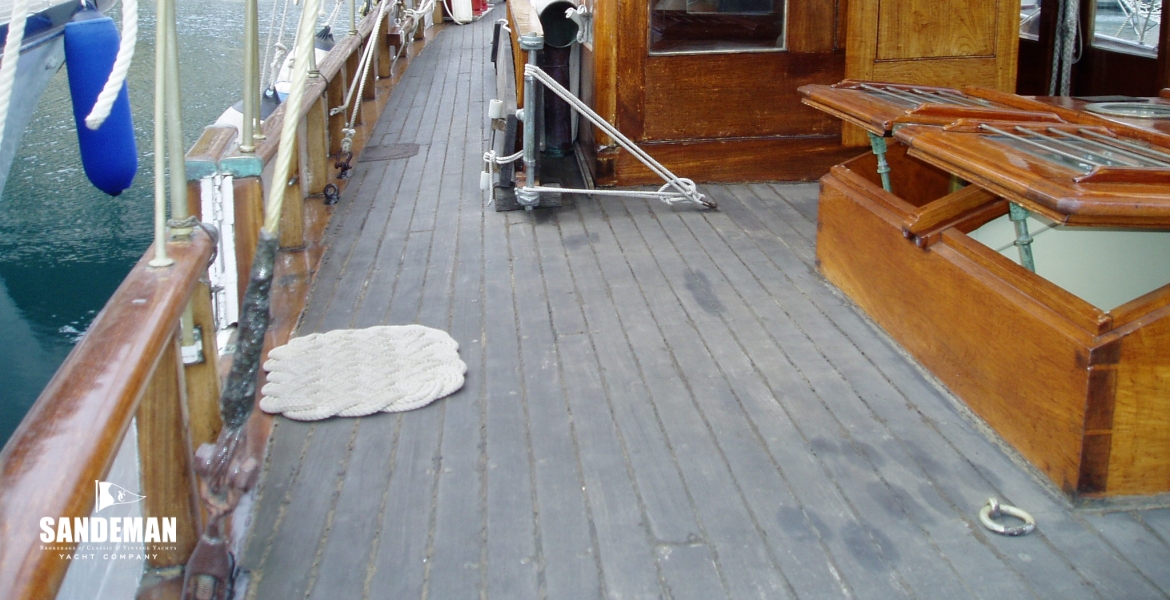 16Sidedeckdoghouse.JPG