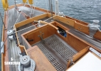 Into cockpit v aft