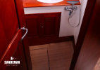 En-suite shower to starboard