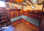 Saloon to port of companionway