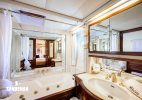 Port guest double en-suite w. jacuzzi shower