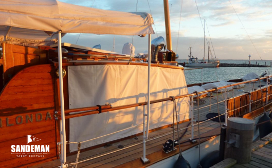 Deckhouse and foredeck