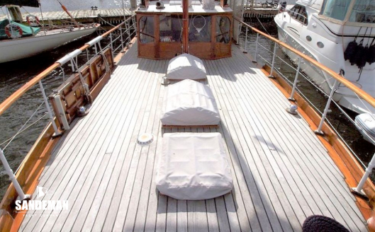 Fwd deck view aft