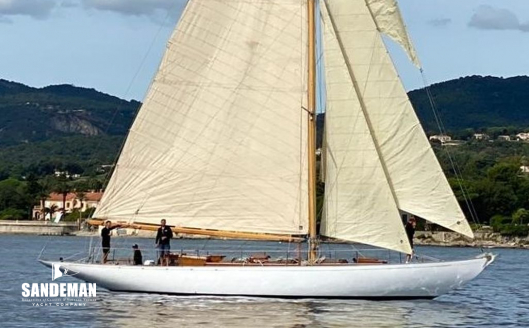 Abeam stbd light airs