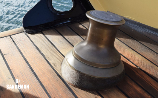 Port quarter warping drum/ mainsheet winch