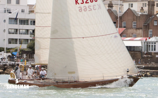 Abeam Royal Yacht Squadron line