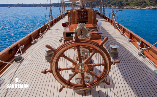 View forward from helm [Photo: Bruce Thomas]