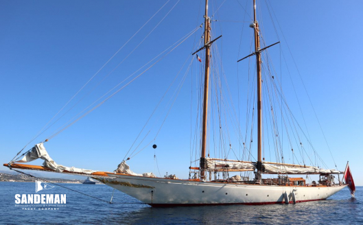 Anchored port bow