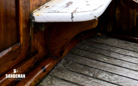 Step/ seat to aft deck