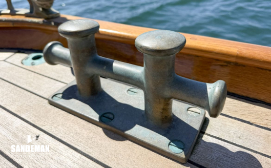 Aft mooring bollard cleat